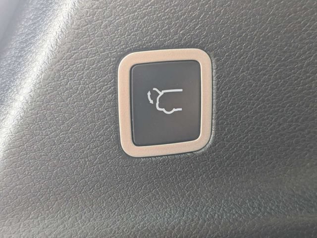 Used 2025 Chrysler Pacifica Limited FWD image 13