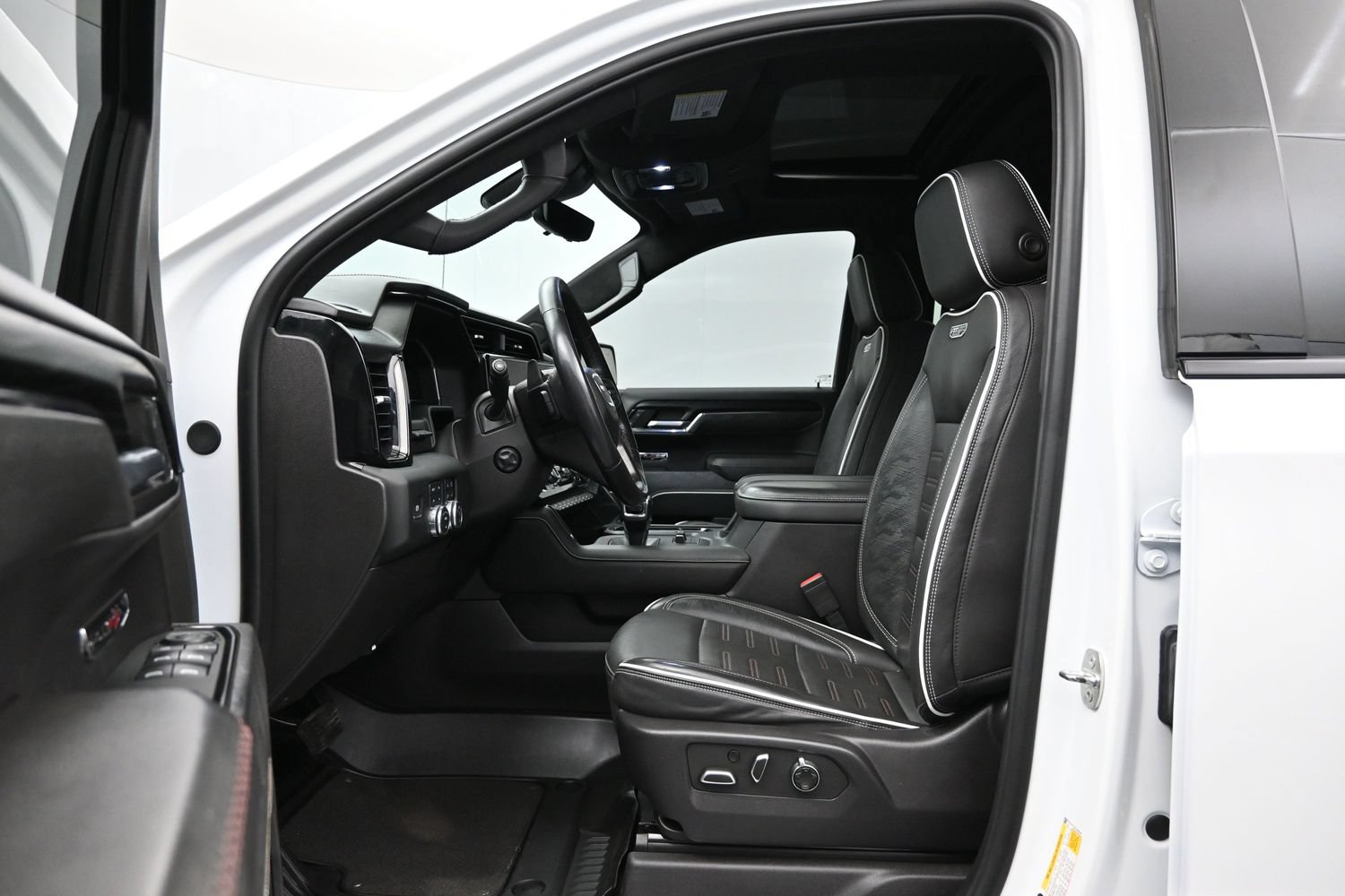 Used 2024 GMC Sierra 1500 AT4X AWD/4WD image 9