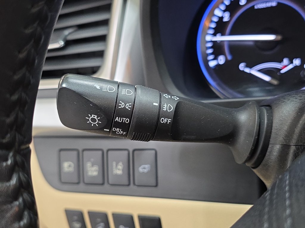 Used 2015 Toyota Highlander Limited Platinum FWD image 25
