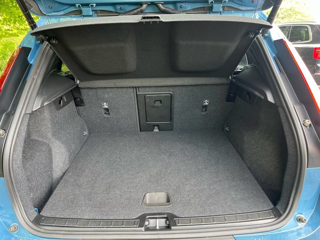 Certified 2025 Volvo XC40 B5 Core AWD/4WD image 28