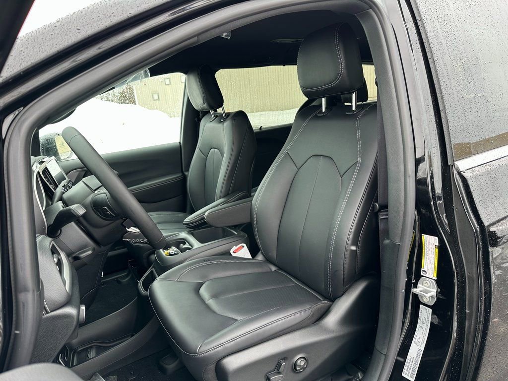 New 2026 Chrysler Pacifica Select image 13