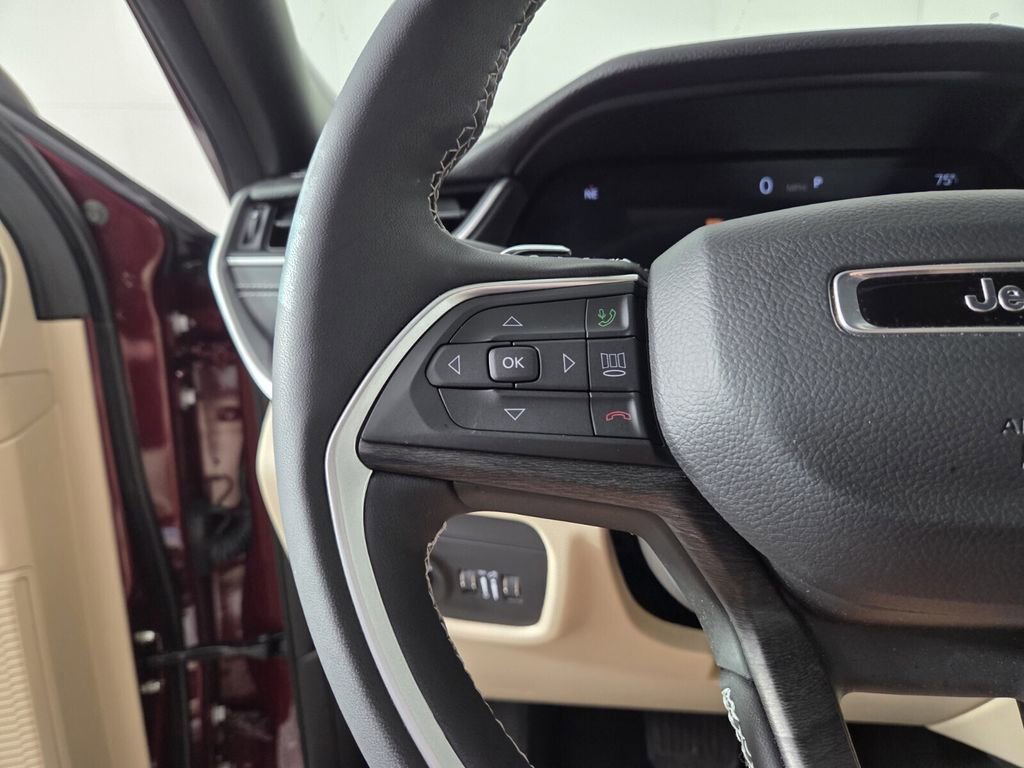 Certified 2025 Jeep Grand Cherokee Limited w/ Black Appearance Package image 16