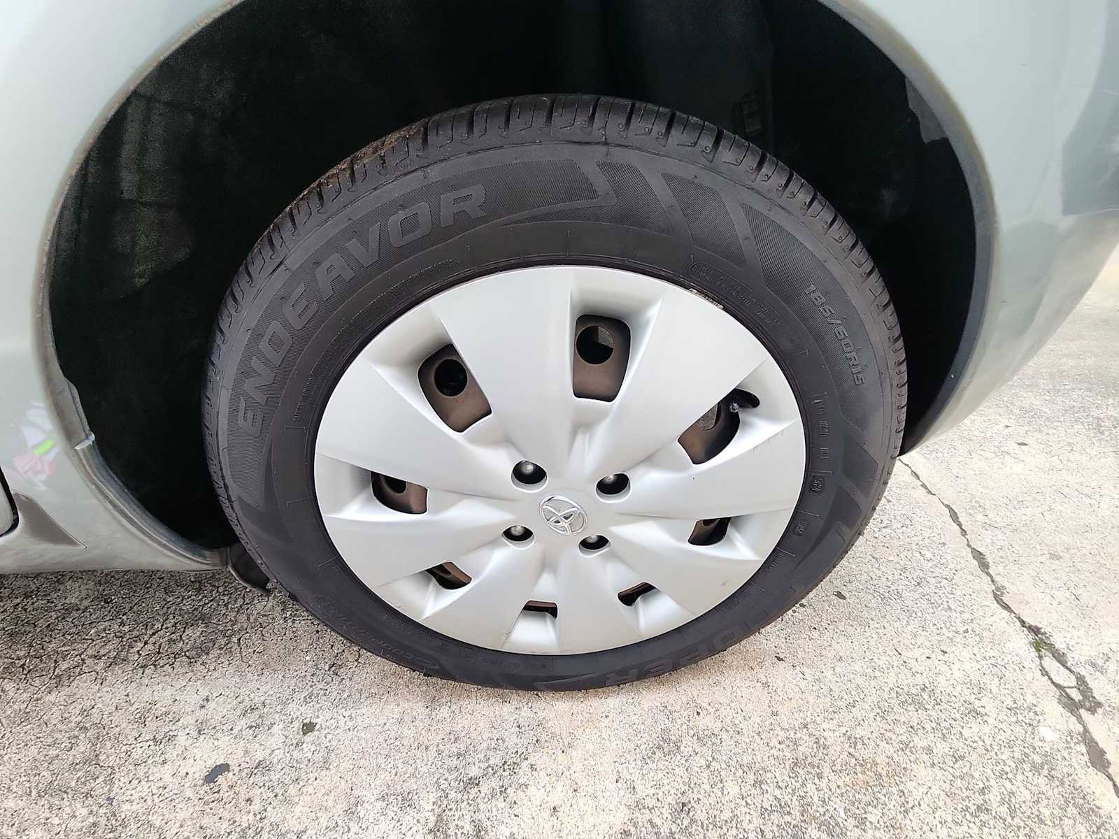 Used 2011 Toyota Yaris 4-Door Hatchback image 11