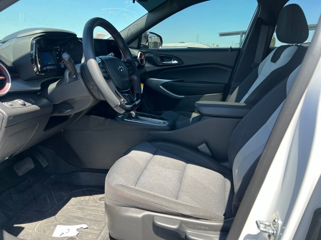 Used 2025 Chevrolet Trax RS w/ Sunroof Package FWD image 13