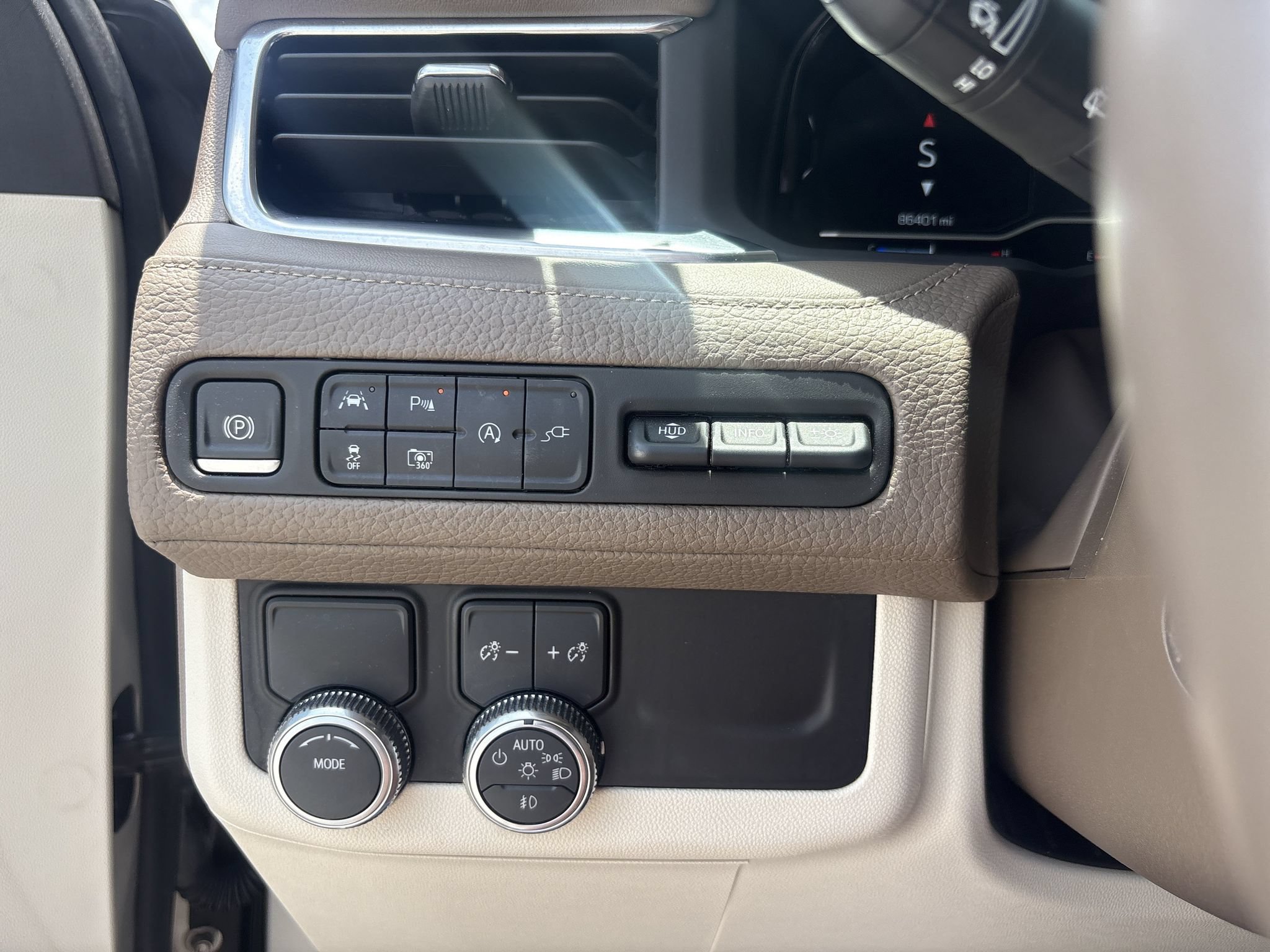 Used 2022 GMC Yukon XL Denali RWD image 16