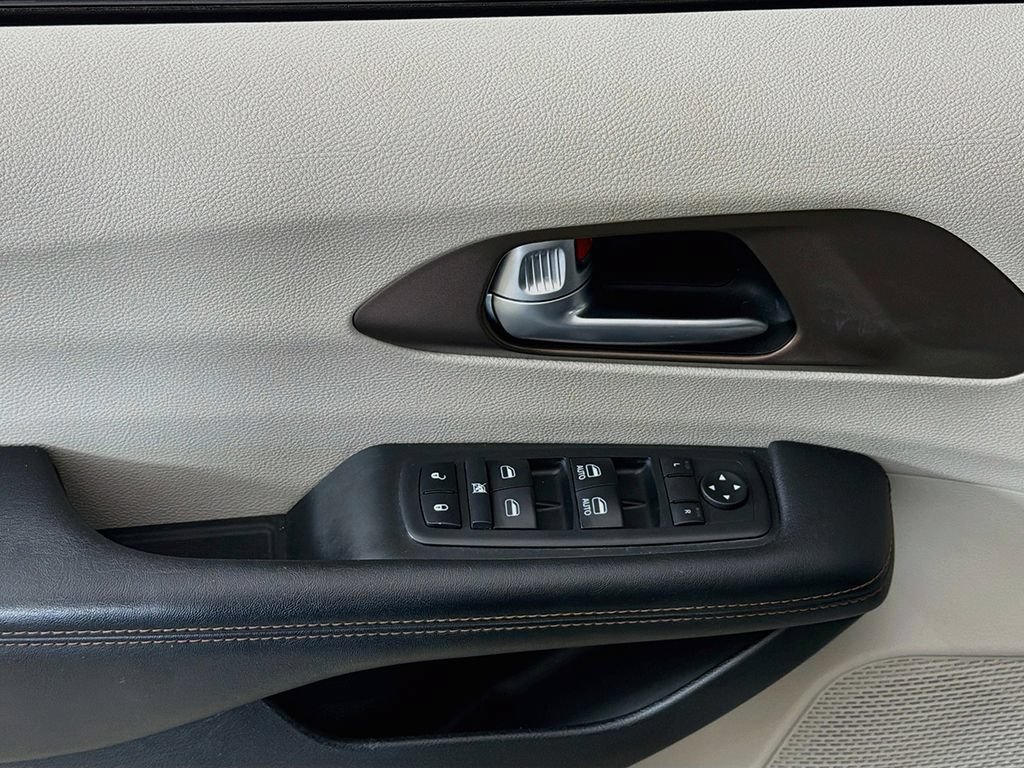Used 2018 Chrysler Pacifica L FWD image 28