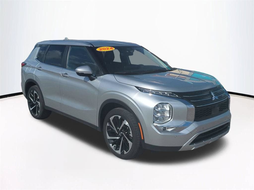Used 2024 Mitsubishi Outlander SE Black Edition FWD image 2