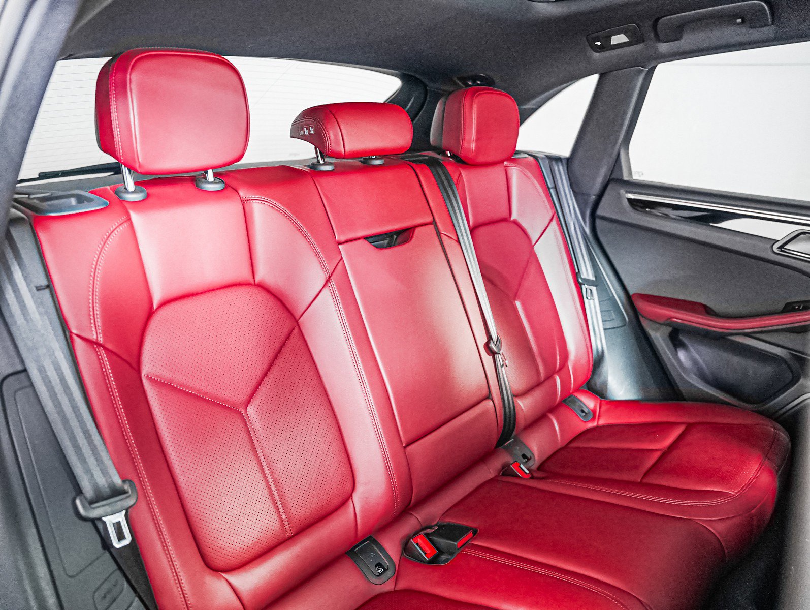 Certified 2024 Porsche Macan image 6