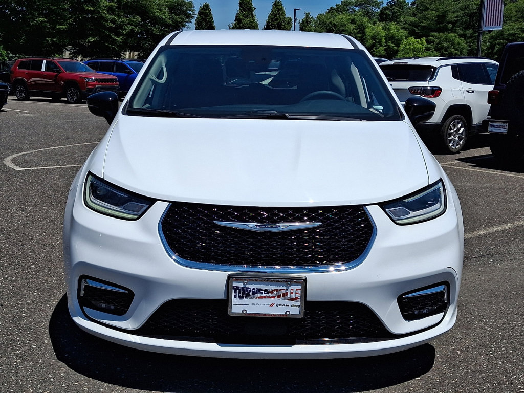 Used 2024 Chrysler Pacifica Limited FWD image 8