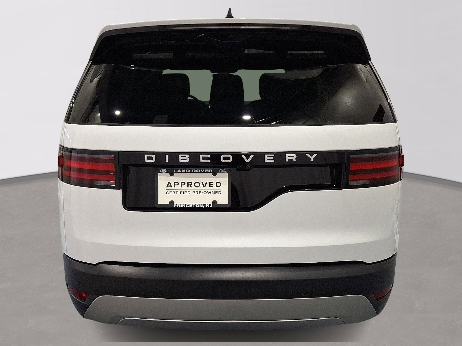 Certified 2025 Land Rover Discovery S image 4