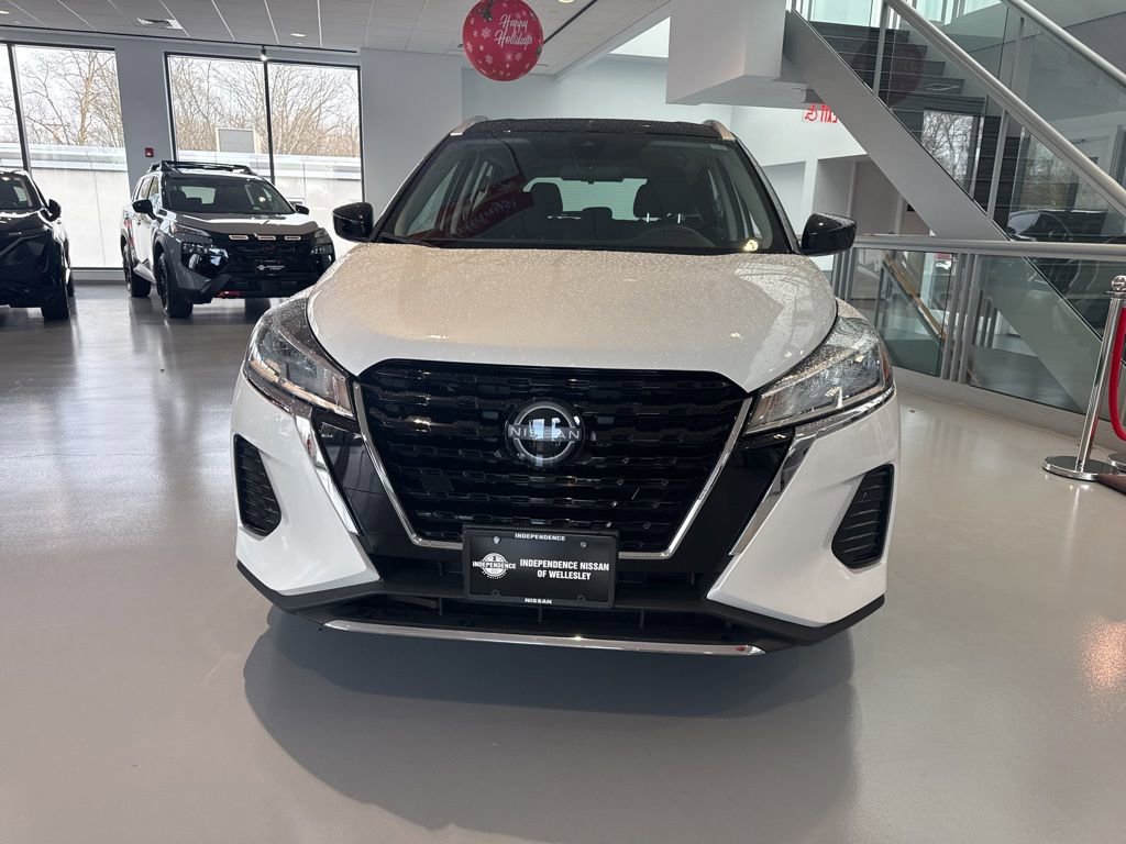 Used 2023 Nissan Kicks SV image 2