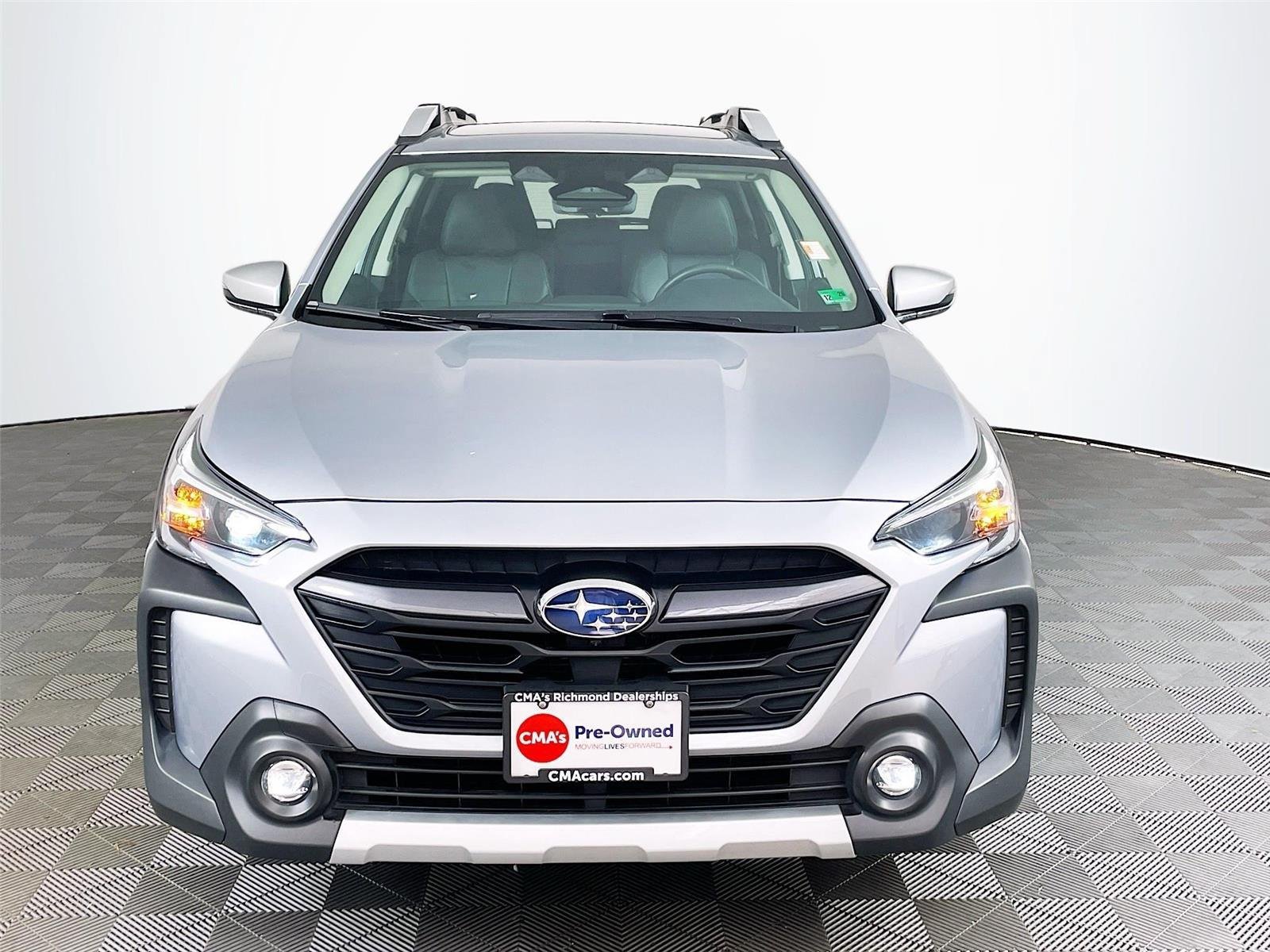Used 2025 Subaru Outback Touring AWD/4WD image 2