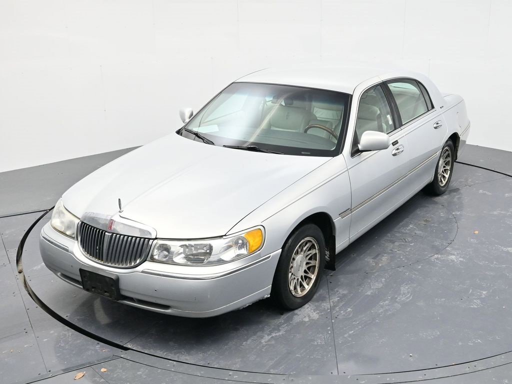 Used 2002 Lincoln Town Car Signature image 32