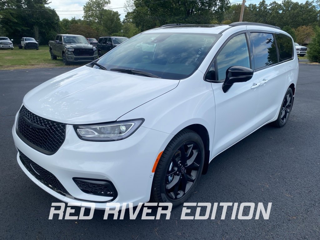 New 2026 Chrysler Pacifica Limited w/ S Appearance Package