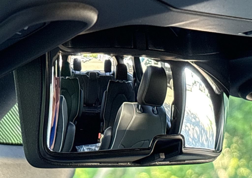 New 2027 Chrysler Pacifica Limited AWD/4WD image 37
