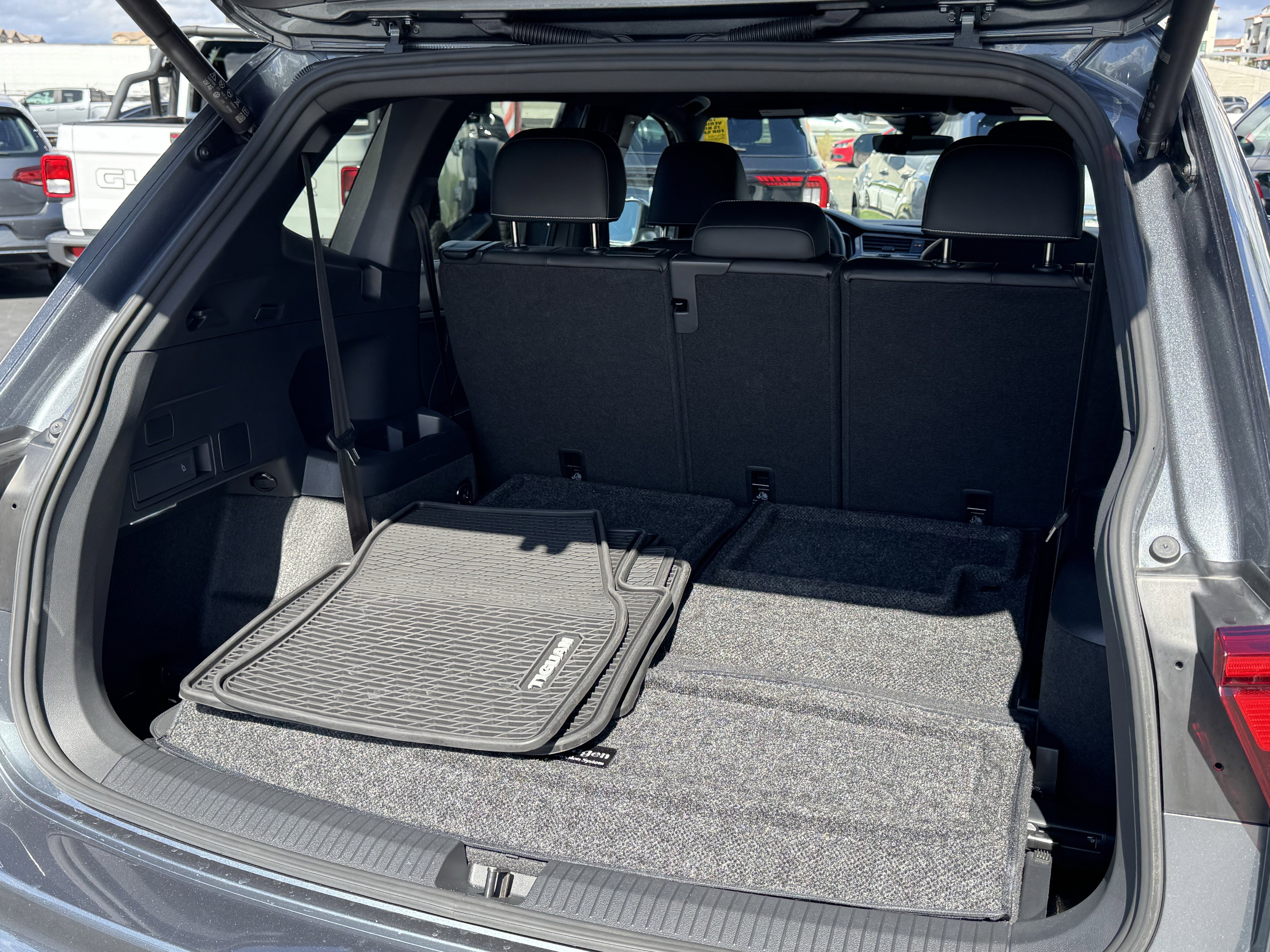 Certified 2024 Volkswagen Tiguan SE R-Line FWD image 40