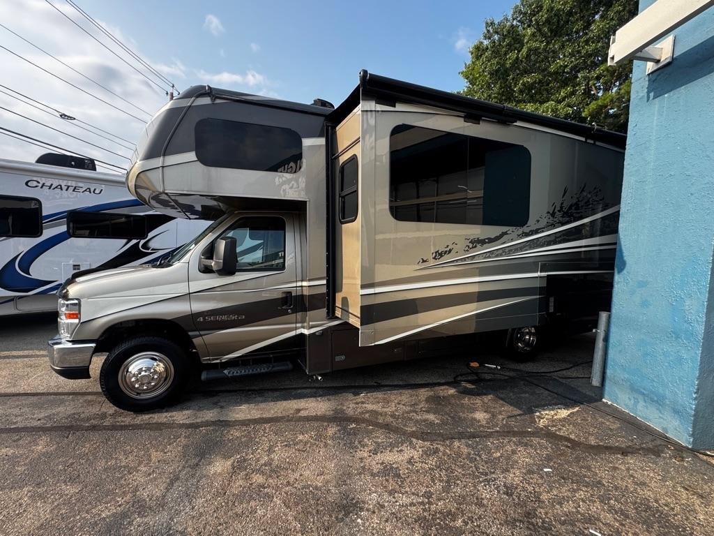 Used 2017 Ford E-450 and Econoline 450 Super Duty w/ Motorhome Prep Package RWD image 3