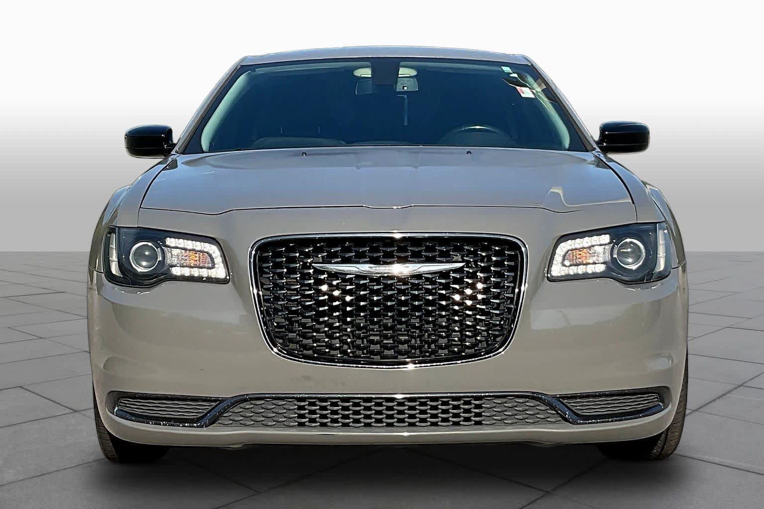 Used 2019 Chrysler 300 Touring w/ Sport Appearance Package RWD image 4