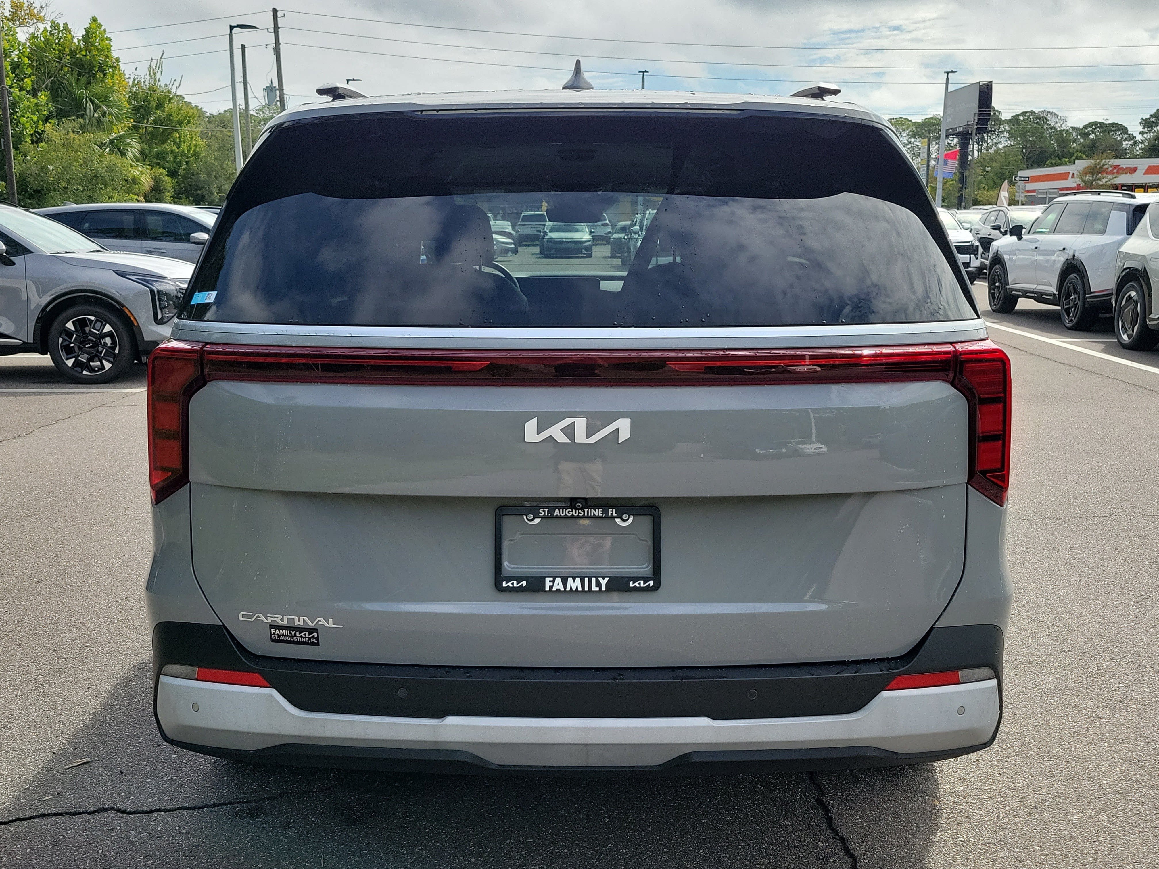 Certified 2025 Kia Carnival EX FWD image 5