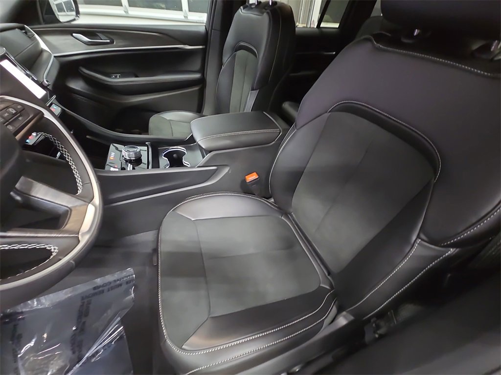 New 2026 Jeep Grand Cherokee Laredo image 16