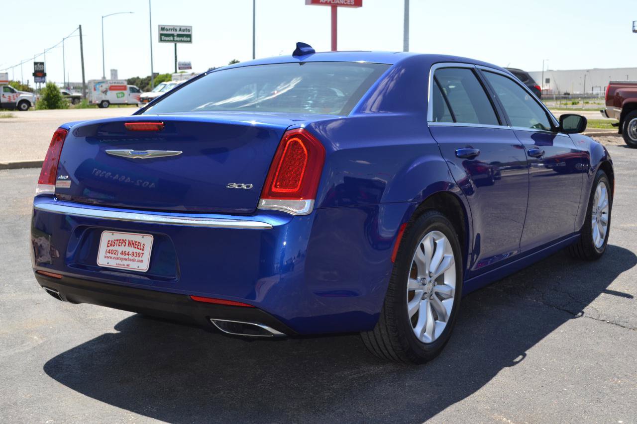Used 2018 Chrysler 300 Touring L AWD/4WD image 9