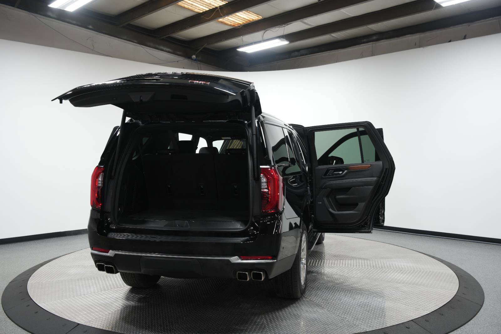 Used 2025 GMC Yukon Denali AWD/4WD image 12