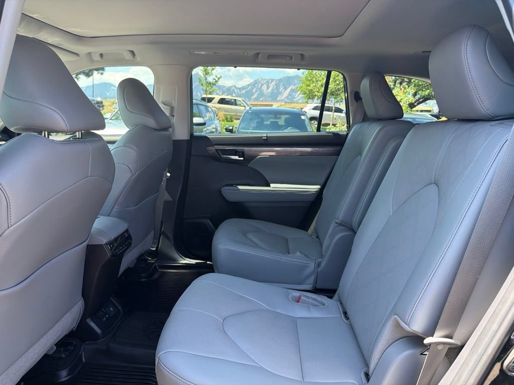 Used 2025 Toyota Highlander Platinum AWD/4WD image 21