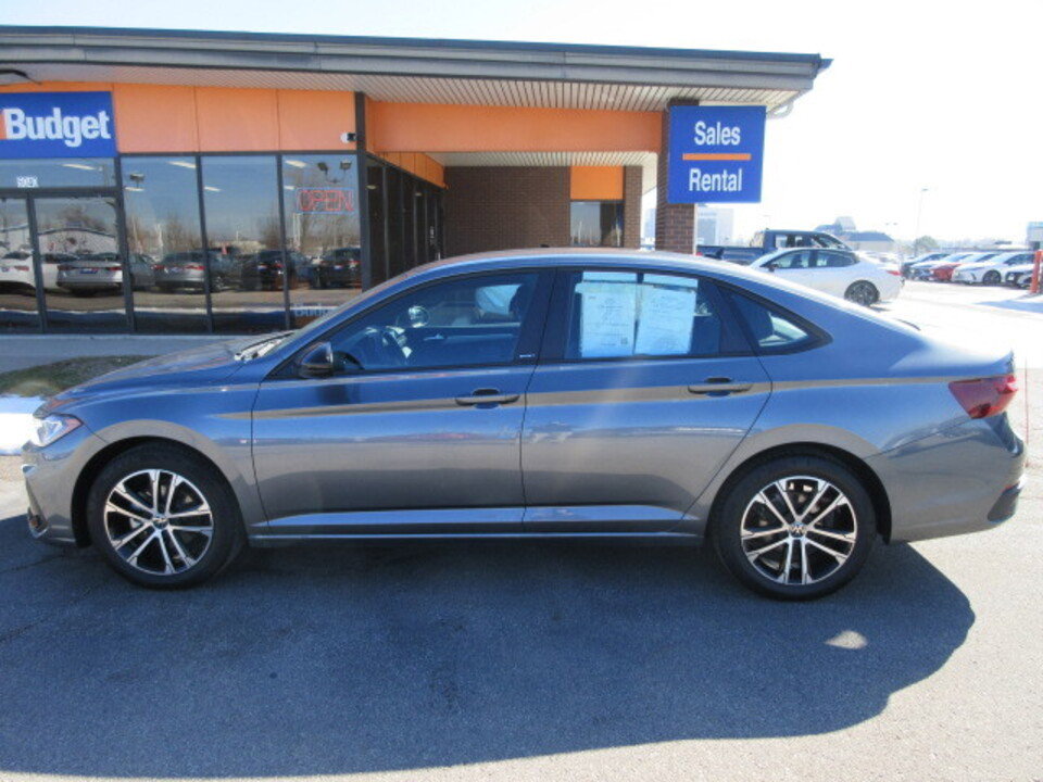 Used 2025 Volkswagen Jetta Sport image 2