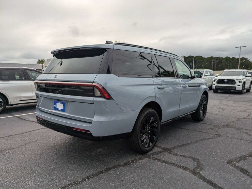 New 2027 Lincoln Navigator Reserve w/ Jet Appearance Package RWD image 3
