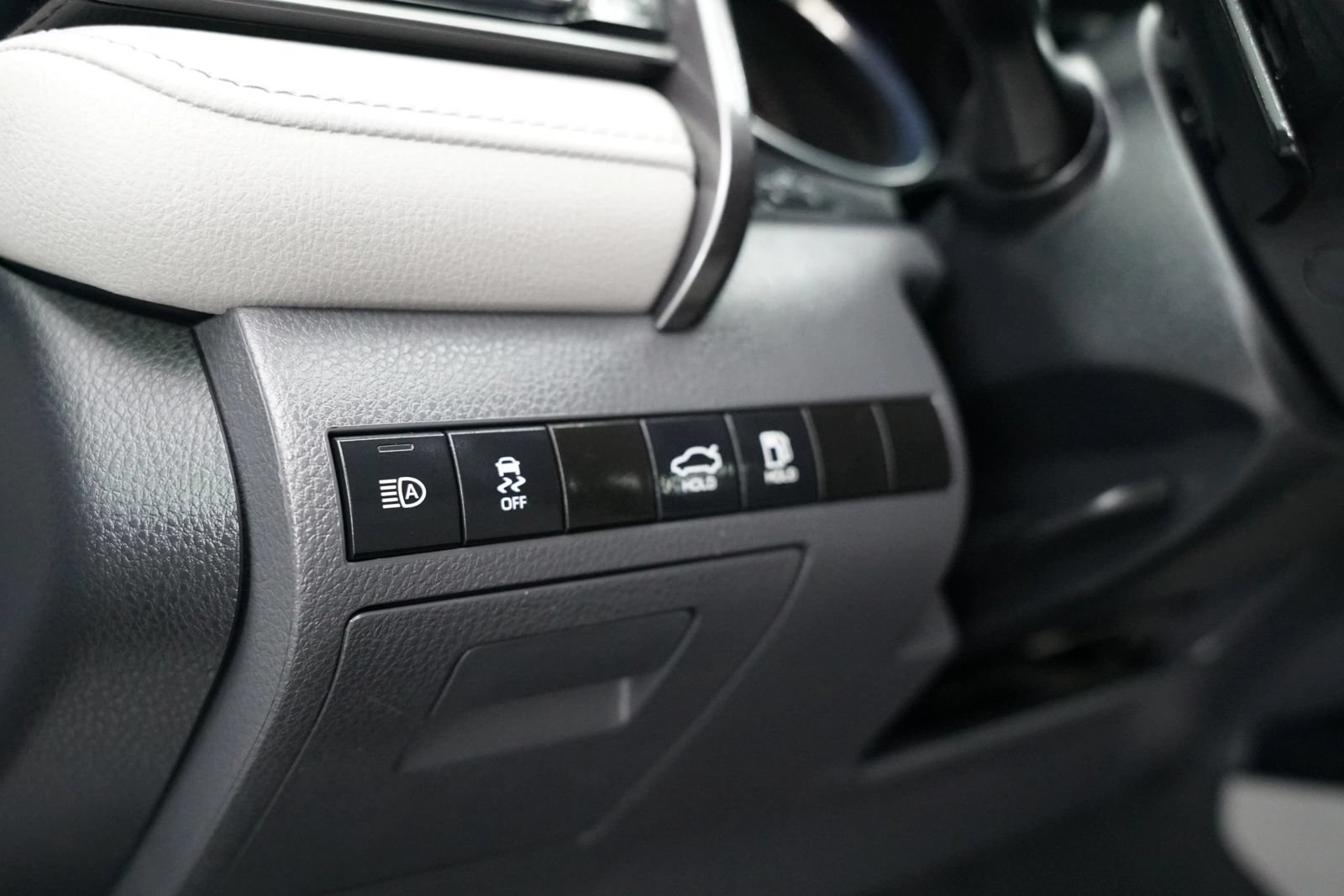 Used 2020 Toyota Camry SE FWD image 18