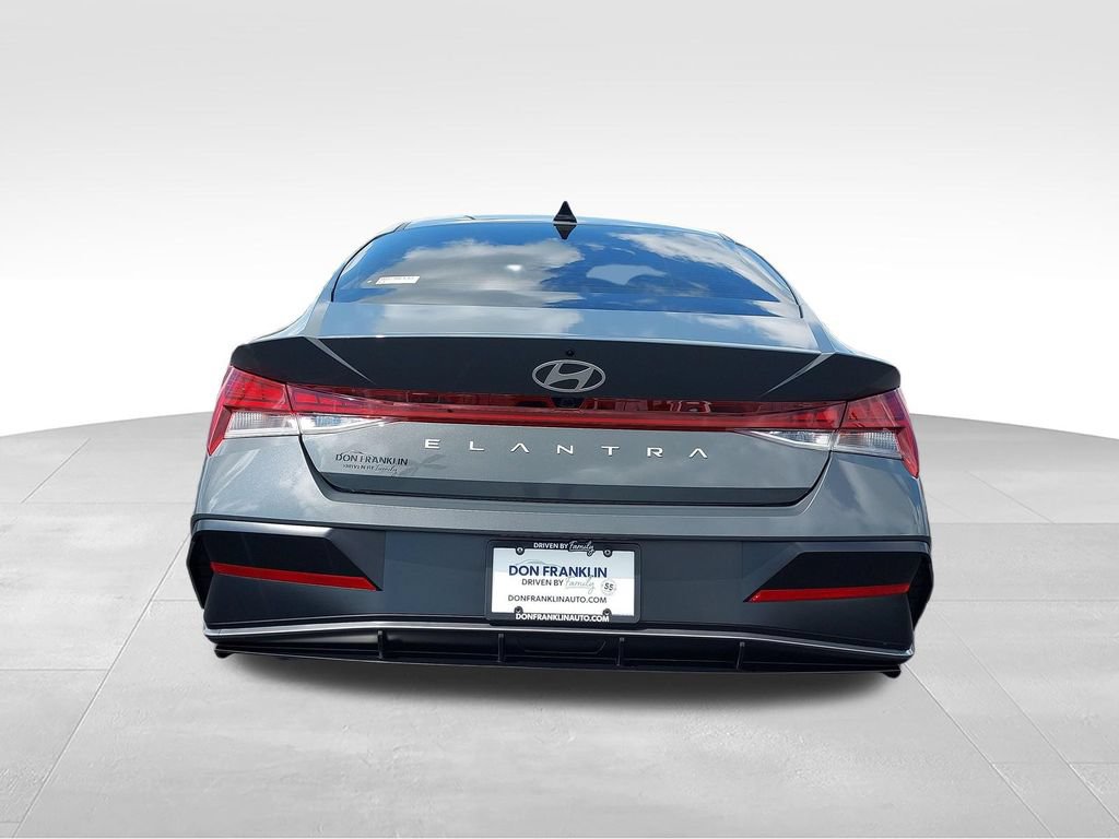Used 2024 Hyundai Elantra SEL w/ Convenience Package FWD image 4