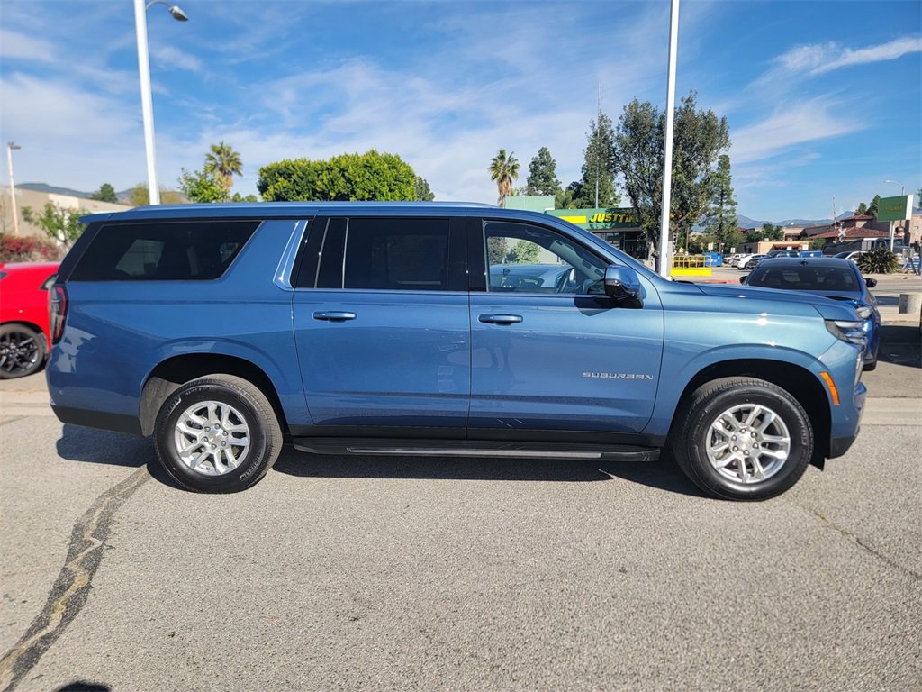 Used 2025 Chevrolet Suburban LT w/ Comfort Package image 4