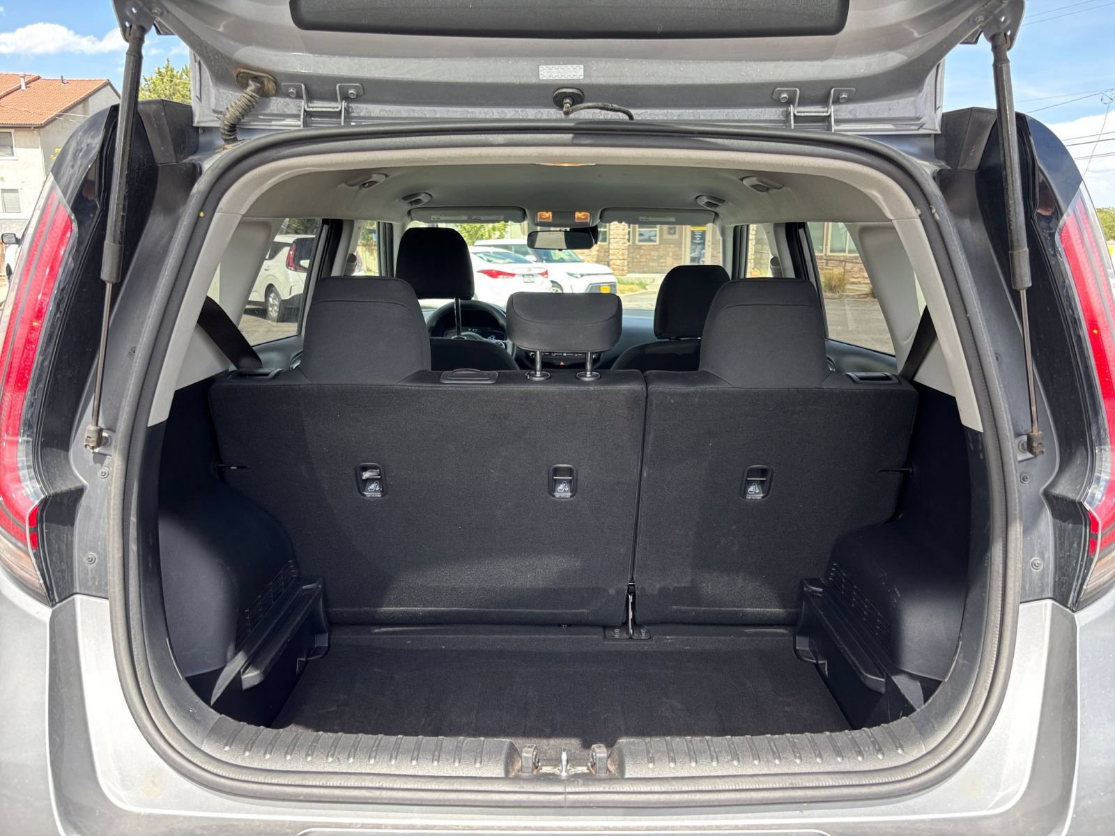 Used 2025 Kia Soul LX w/ LX Technology Package FWD image 28
