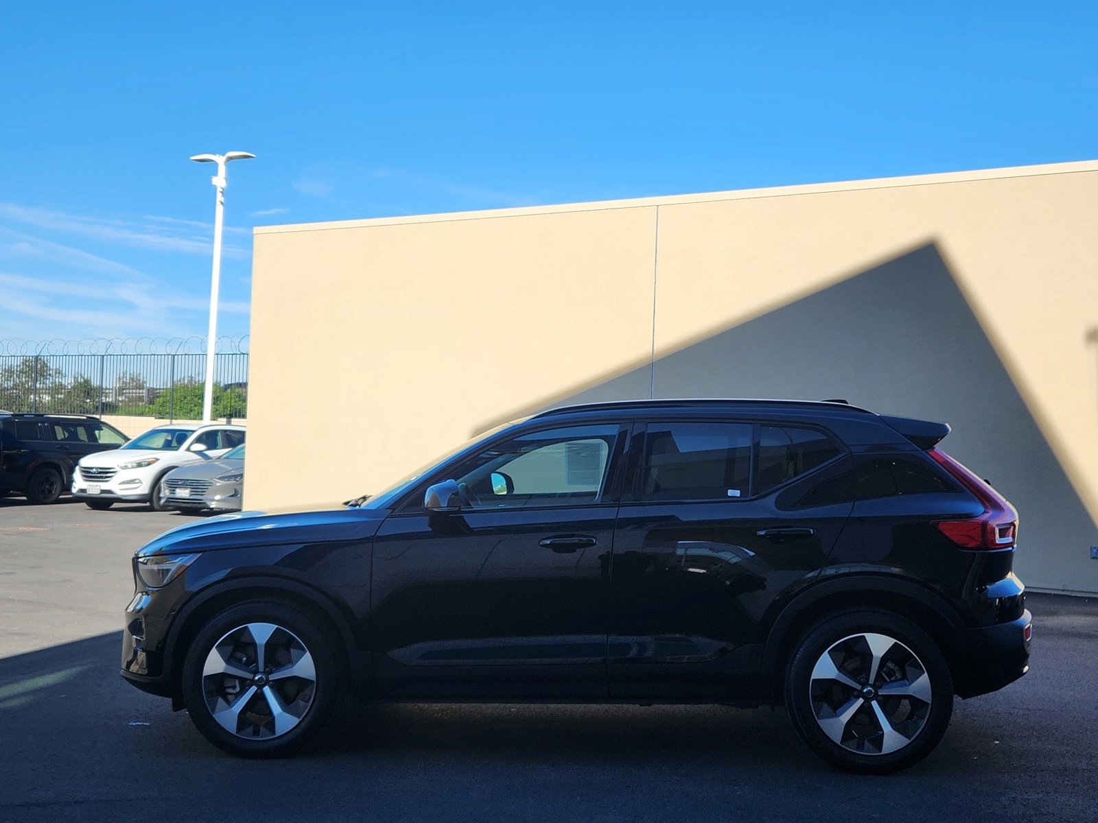 Used 2023 Volvo XC40 B4 Ultimate image 28
