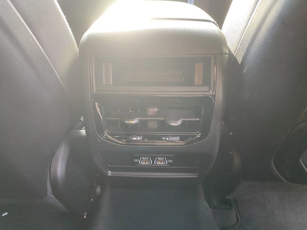 Used 2024 Jeep Grand Cherokee Laredo image 27