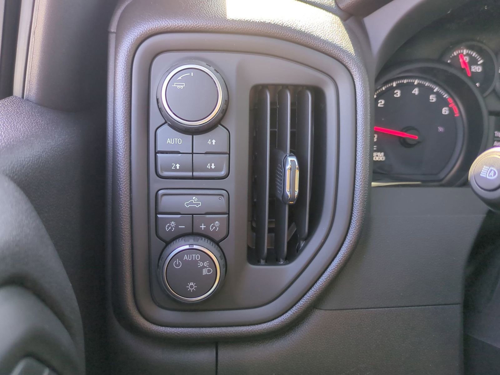 Certified 2026 Chevrolet Silverado 1500 Custom Trail Boss w/ LPO, Dark Essentials Package image 17