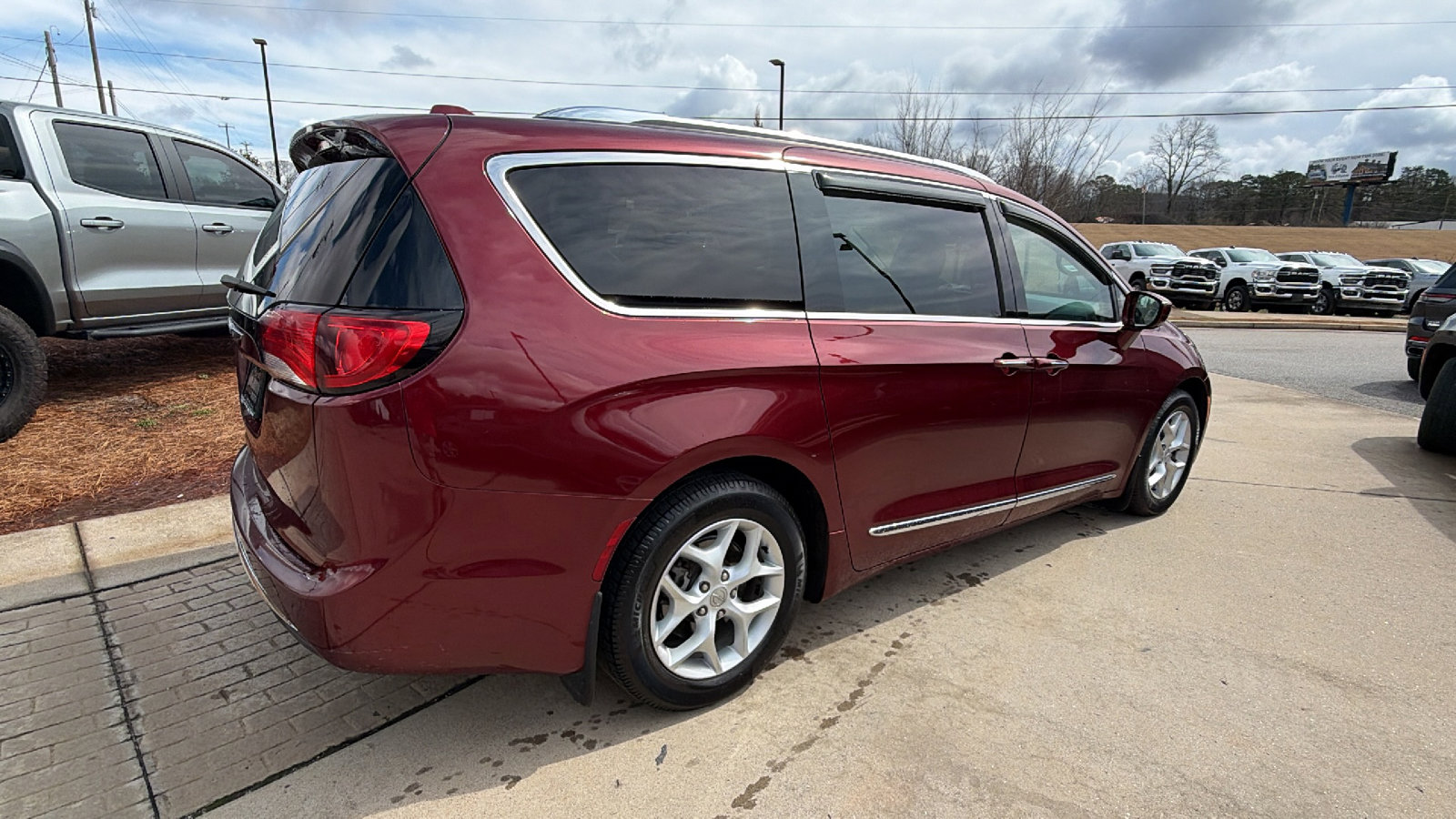 Used 2018 Chrysler Pacifica Touring-L w/ Tire & Wheel Group image 8