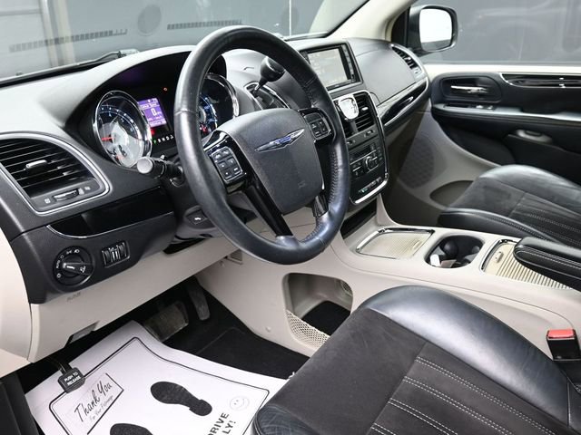 Used 2014 Chrysler Town & Country Touring-L image 14