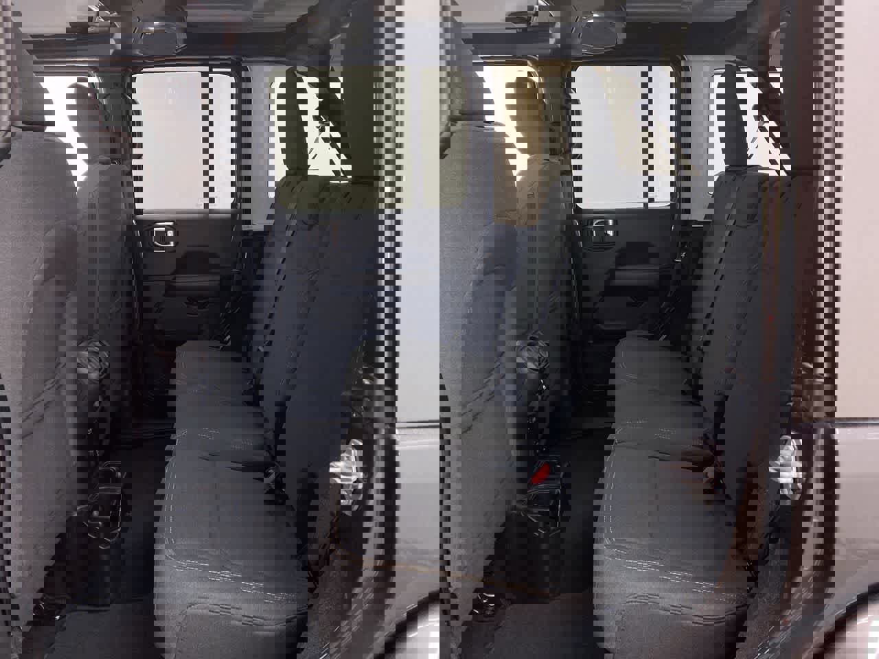 Used 2025 Jeep Wrangler Sahara image 16