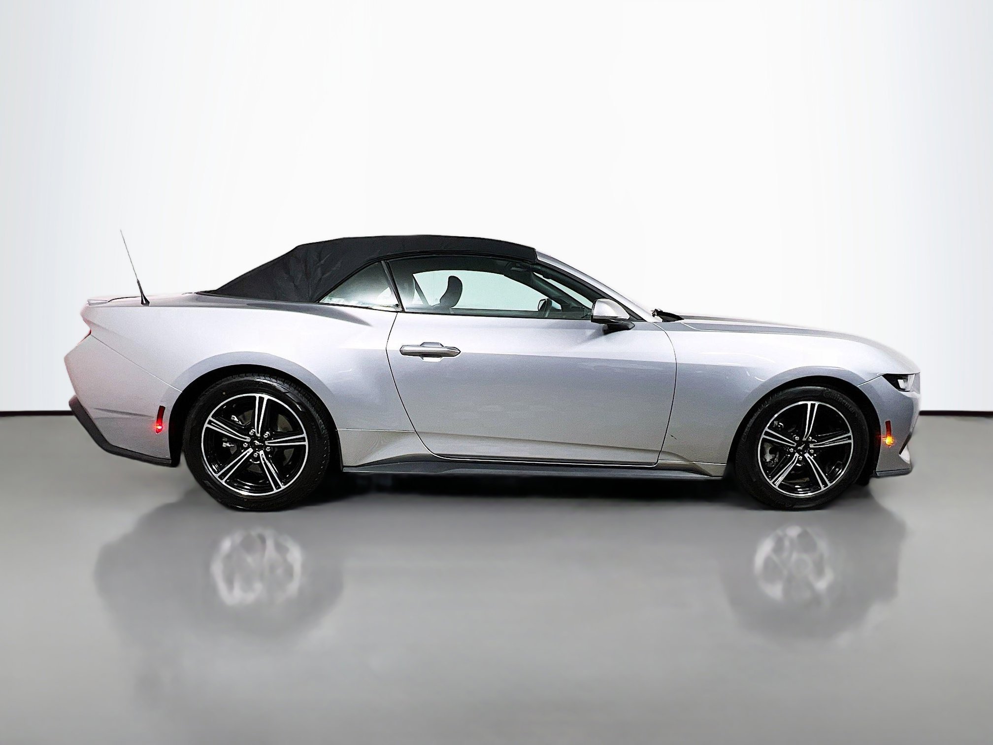 Used 2024 Ford Mustang Premium image 3
