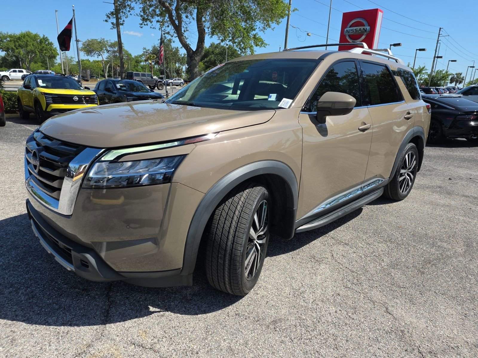Certified 2023 Nissan Pathfinder Platinum w/ Cargo Package AWD/4WD image 4