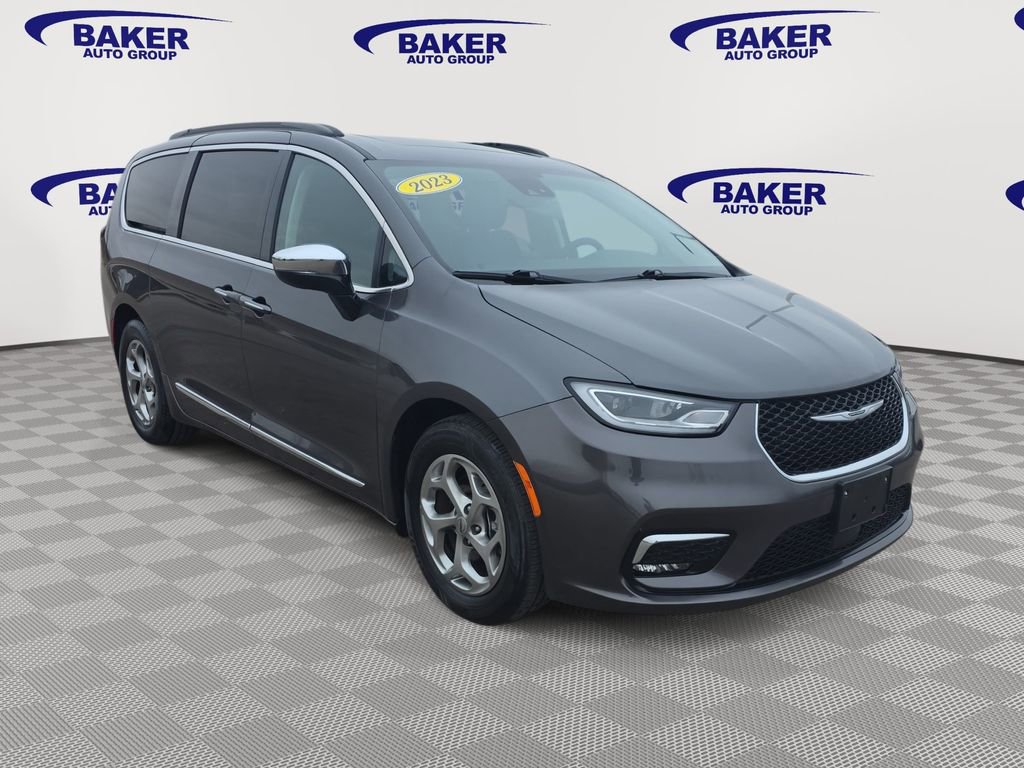 Used 2023 Chrysler Pacifica Limited image 3