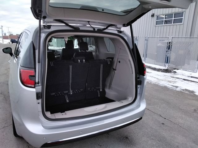 Used 2024 Chrysler Pacifica Touring-L image 12