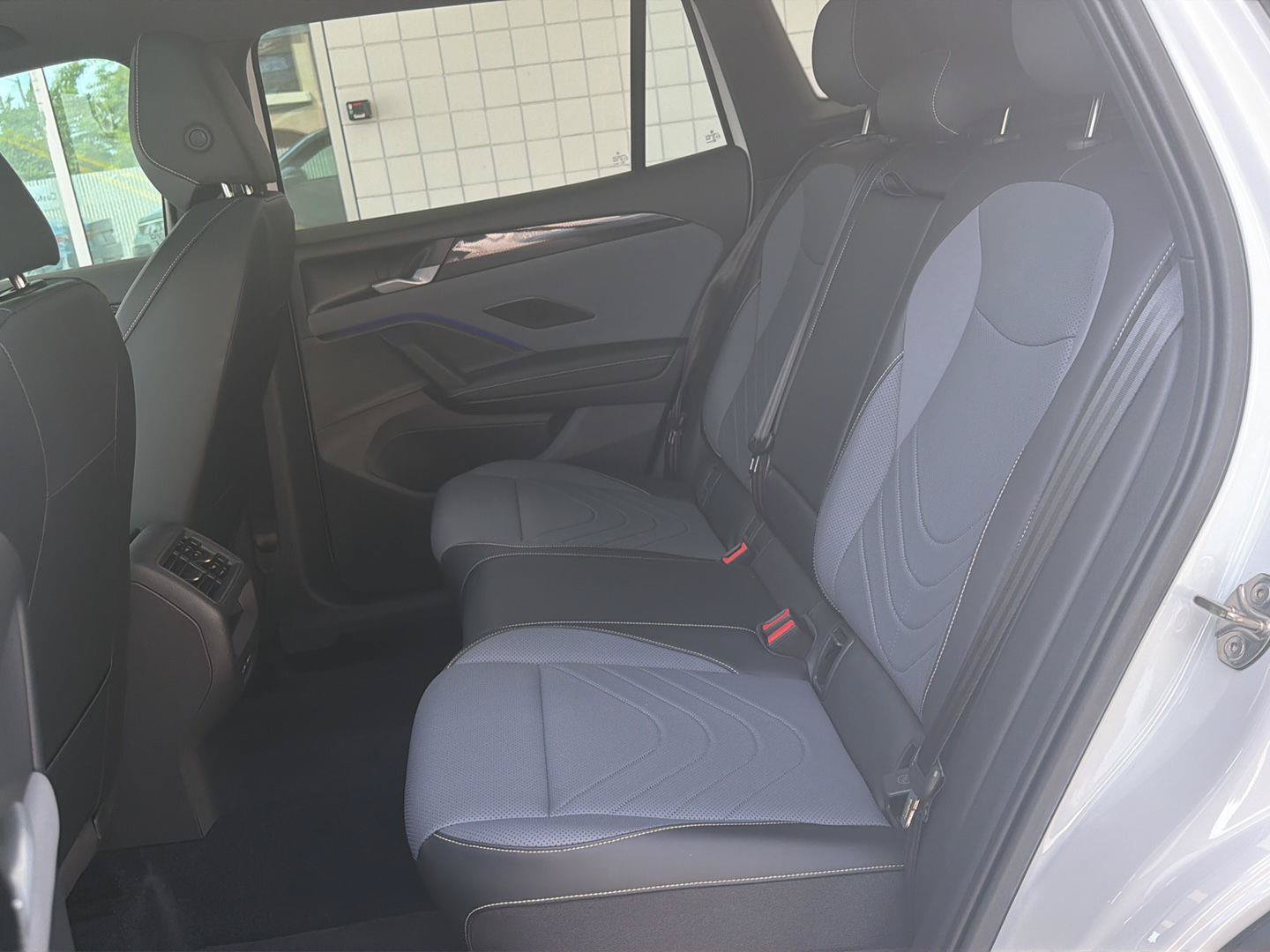 Certified 2025 Volkswagen Tiguan SE R-Line AWD/4WD image 16