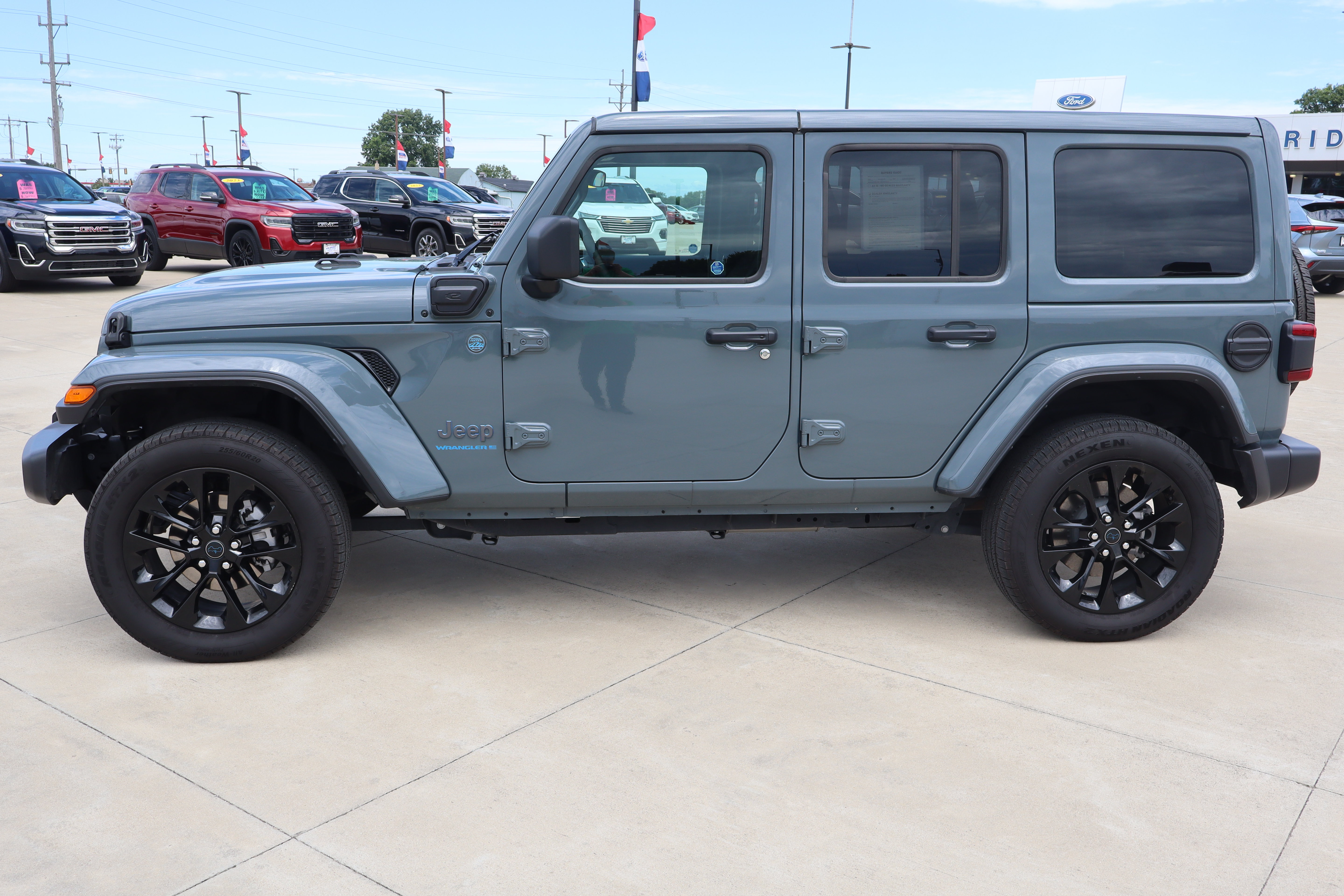 Used 2025 Jeep Wrangler Unlimited Sahara w/ Safety Group AWD/4WD image 8