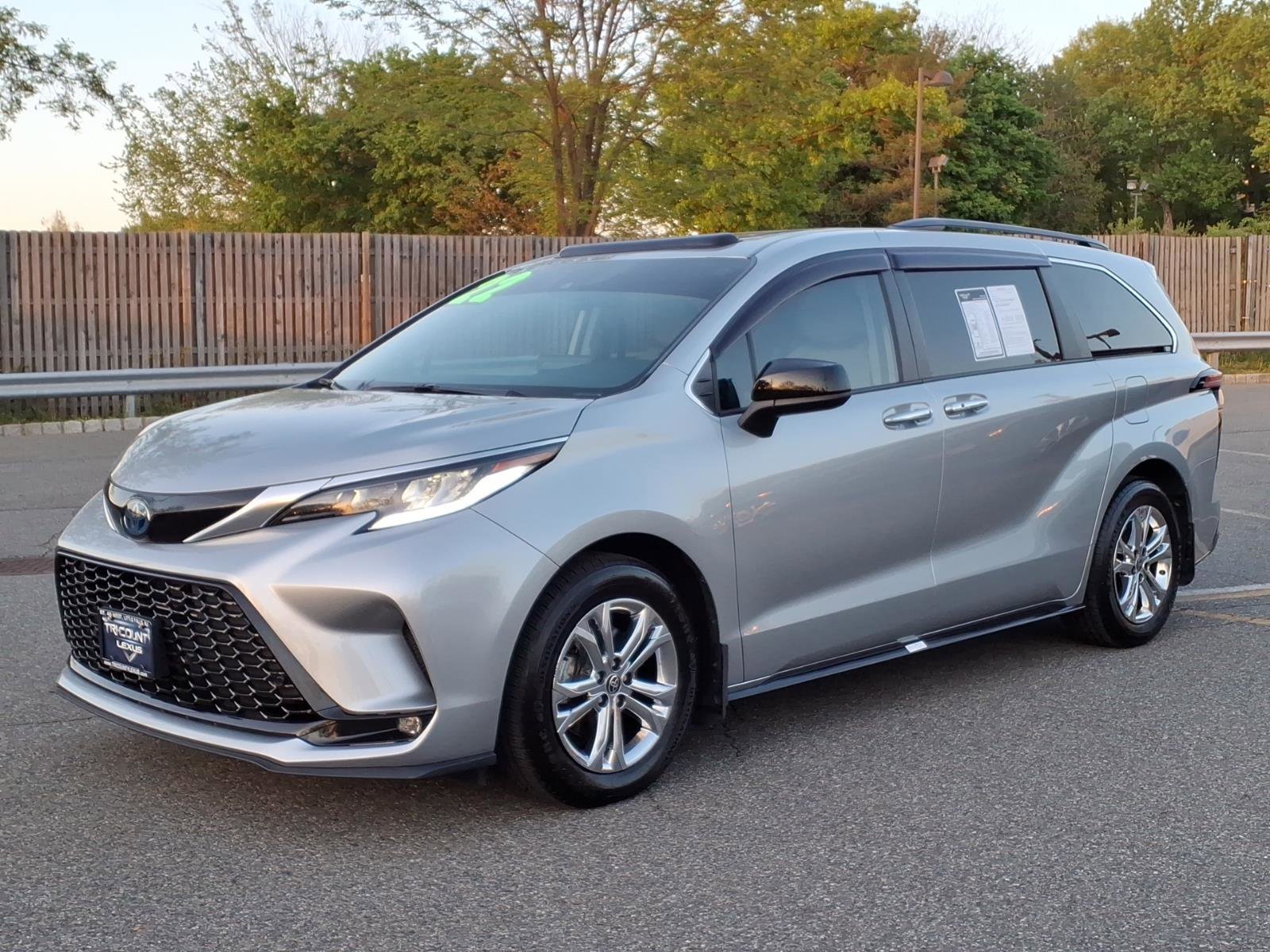 Used 2022 Toyota Sienna XSE w/ XSE Plus Package AWD/4WD image 3