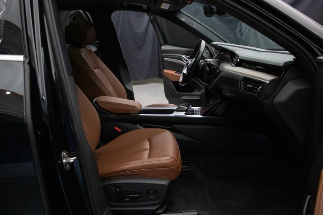 Used 2022 Audi e-tron Premium Plus w/ Premium Plus Package image 16