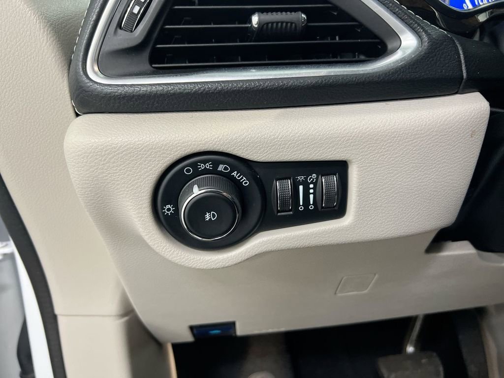 Used 2024 Chrysler Pacifica Limited image 19