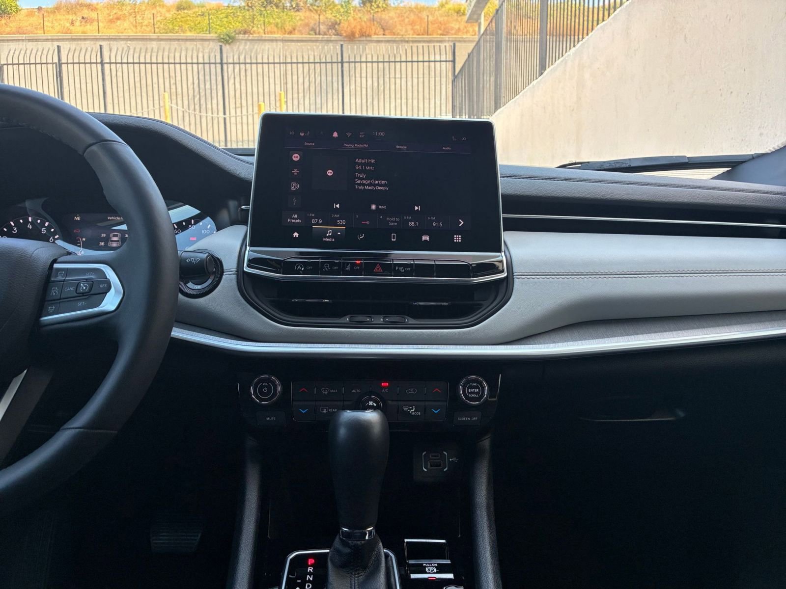 Used 2025 Jeep Compass Limited image 17