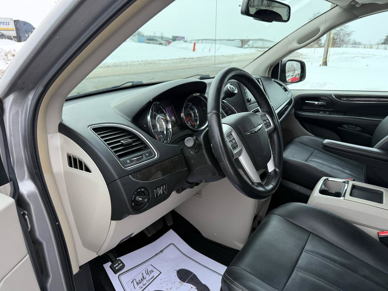 Used 2015 Chrysler Town & Country Touring w/ Driver Convenience Group image 16